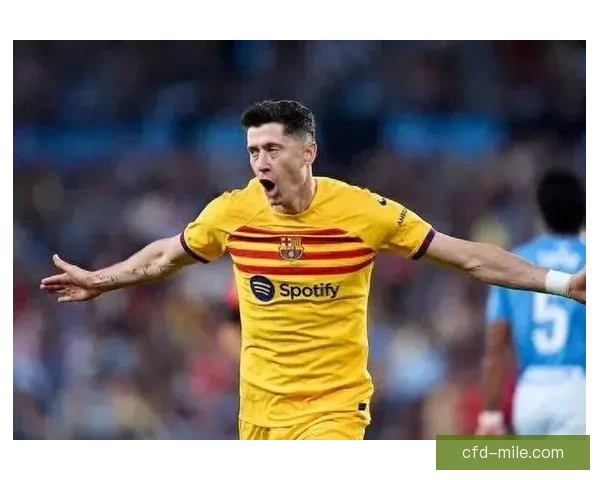 莱万多夫斯基欧联杯关键战表现回顾与决定性影响解析全面复盘赛场